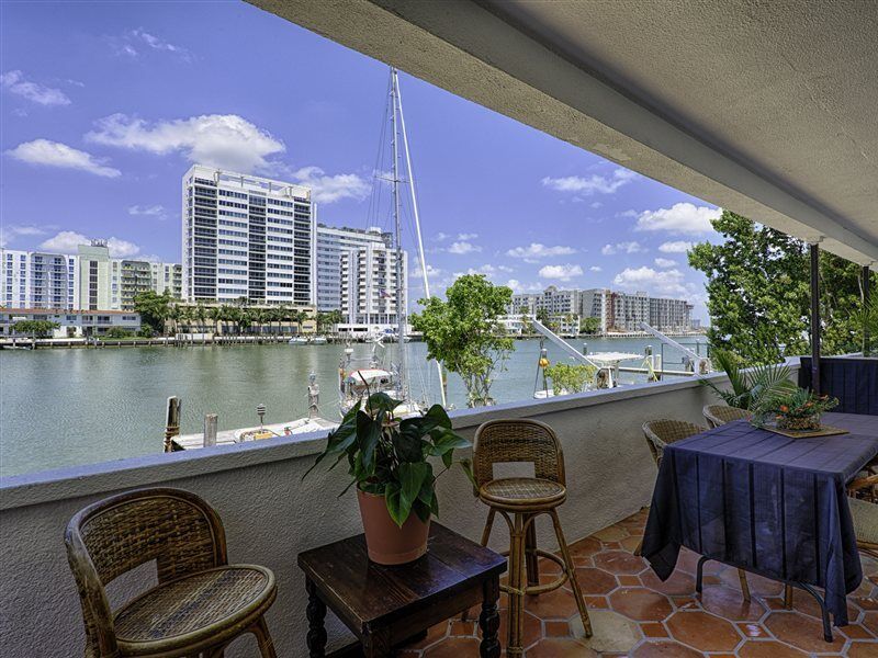 Miami Whitehouse Apartments North Bay Village Exterior photo